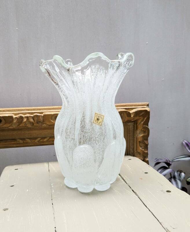岩田ガラス　岩田工芸ガラス　花瓶　気泡　フラワーベース　透明ガラス　フリル　白