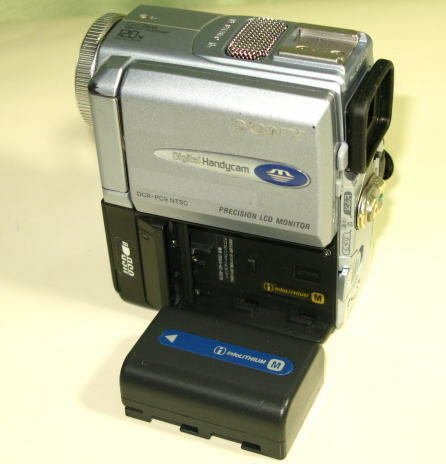 ソニー　DCR-PC9　　( 過去にソニーサービスでメンテナンス実施あり )　 MiniDVビデオカメラ　　要修理　　　中古