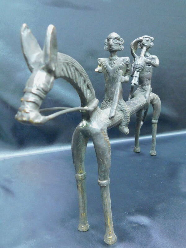 民族系オブジェ アンティーク 真鍮 ブロンズ 馬 人物2人 コブラ 蛇使い アフリカ 南米/K482