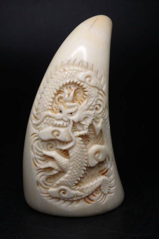 【友】天然素材　鯨歯彫刻 置物 龍彫刻 古玩 細密彫刻 骨董品　重さ201g