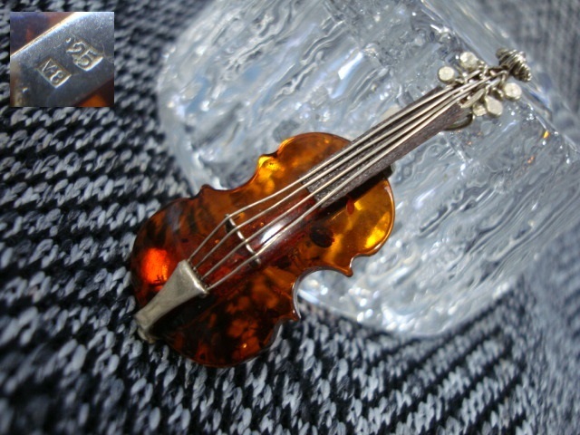 弦楽器モチーフ 銀製 アンバーブローチ "925 V・8"刻印 琥珀 バイオリン シルバー ビンテージ