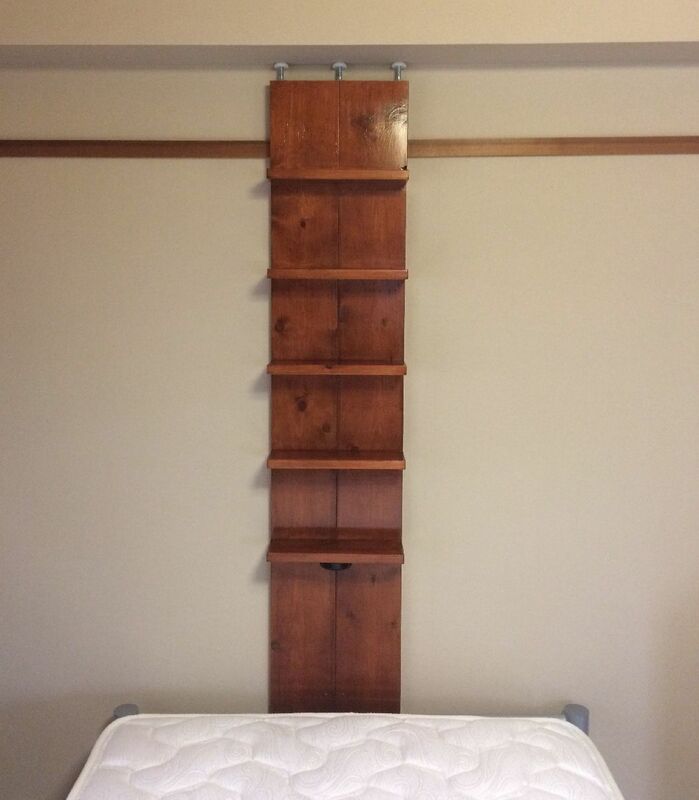 5段棚スリムで場所を取らないベッドと壁の間に挟んで使用する棚。チーク風の塗装でベッドの上で手元を照らすLEDライト付き新潟県妙高市