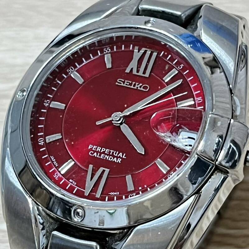 セイコー SEIKO 腕時計 パーペチュアル カレンダー 8F32-005A 赤文字盤 レッド×シルバーカラー クォーツ 3針 不動品【15706