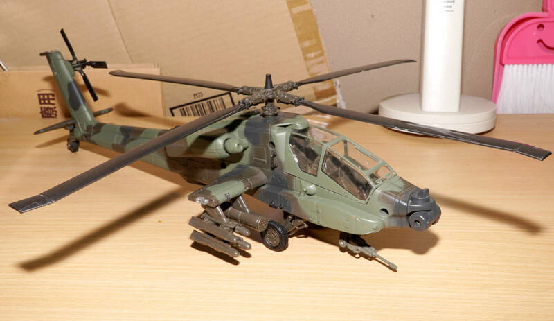 1/36？ NewRay ニューレイ AH64 APACHE アパッチ 攻撃ヘリコプター 電動回転翼 プラスチック 完成品 箱なし 送料無料