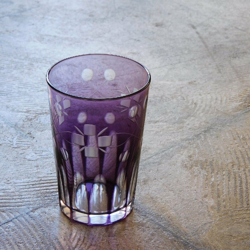 紫色被せ 切子のコップ HK-a-03018 / 古道具 アンティーク 切り子 硝子 カットガラス 昭和レトロ