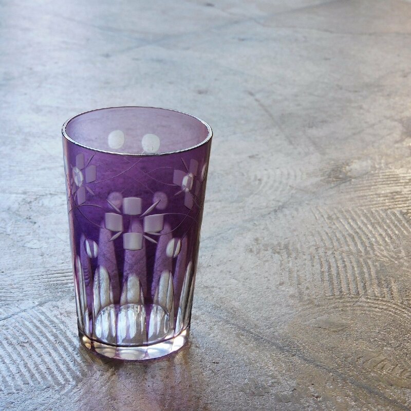 紫色被せ 切子のコップ HK-a-03019 / 古道具 アンティーク 切り子 硝子 カットガラス 昭和レトロ