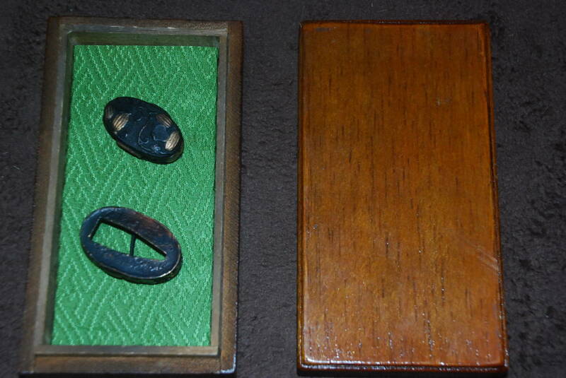 日本刀の金象嵌入りのはばきとかしらがね（頭金）セット 縁頭 赤銅 木箱入り　美品