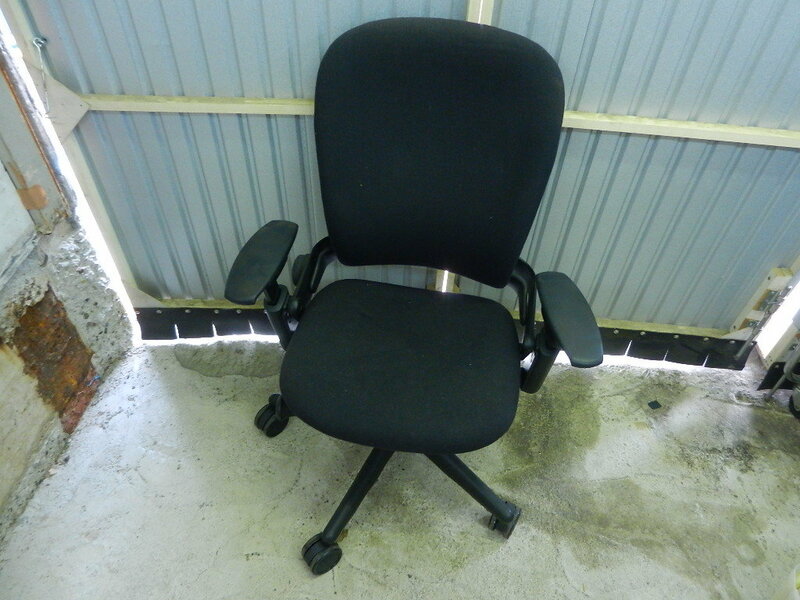 R231025-001S ブランド不明 オフィスチェア 中古品 イス 椅子 チェアー ひじ掛け付き 黒 ブラック デスクチェア