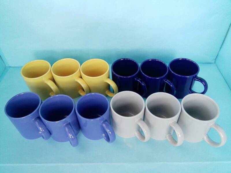 ラウンドマグカップ　　カップ　　　４色ｘ各３個　　まとめ売り１２個　　未使用