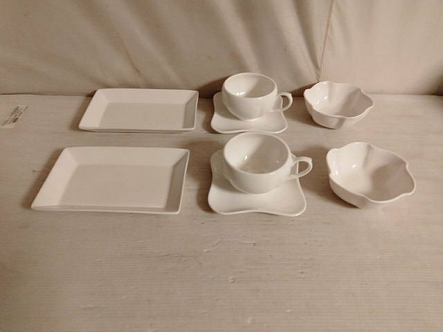 白色のカップ＆ソーサーと皿・小鉢2セット