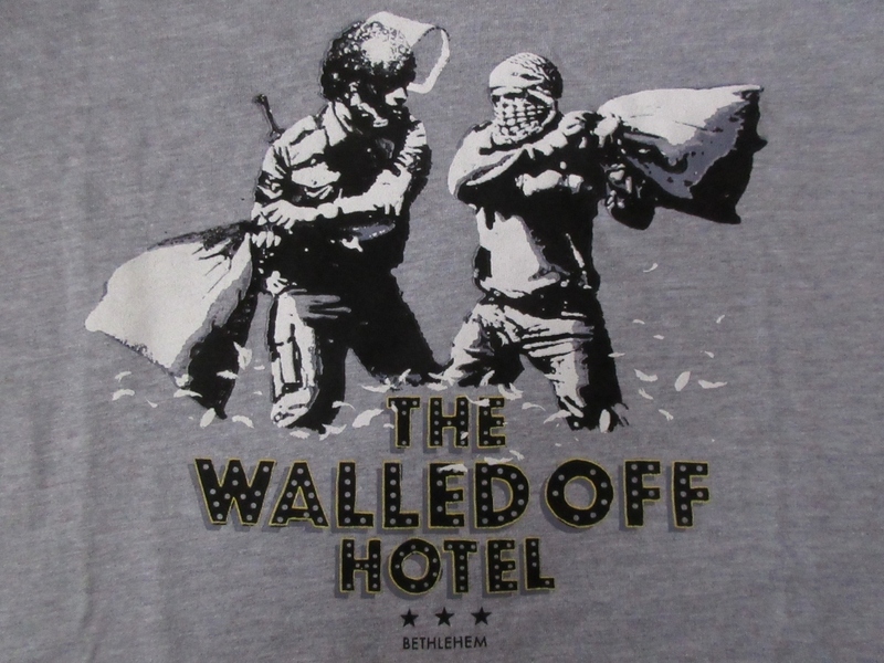 バンクシー The walled off hotel Pillow Fight Tee TシャツM Banksy 世界一眺めの悪いホテル ザウォールドオフホテルARTグラフィティ 芸術