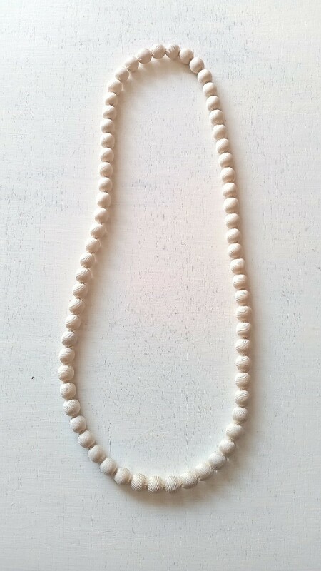 【新品】シルク 絹 丸玉ネックレス 真珠の様なネックレス 軽量 ロングネックレス ボールチェーン ホワイト 白 アクセサリー 丸 玉 ボール