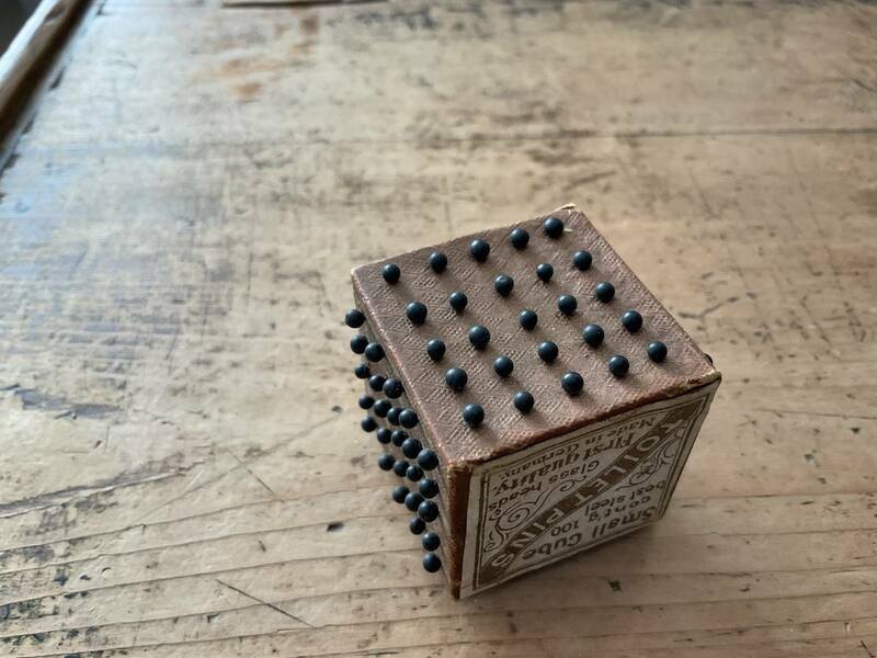 アンティーク　まち針　　マチ針　TOILET PINS キューブ　ピンボックス　Small Cube ガラスピン　箱型