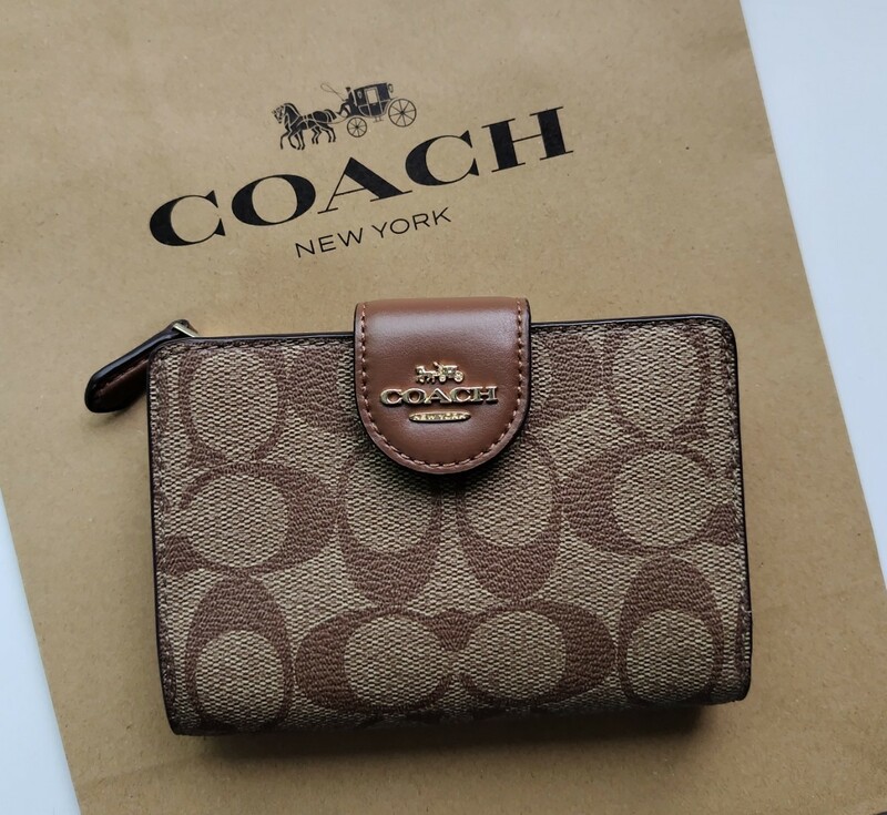 【新品】コーチ　COACH 新作　二つ折り財布　カーキ　サドル