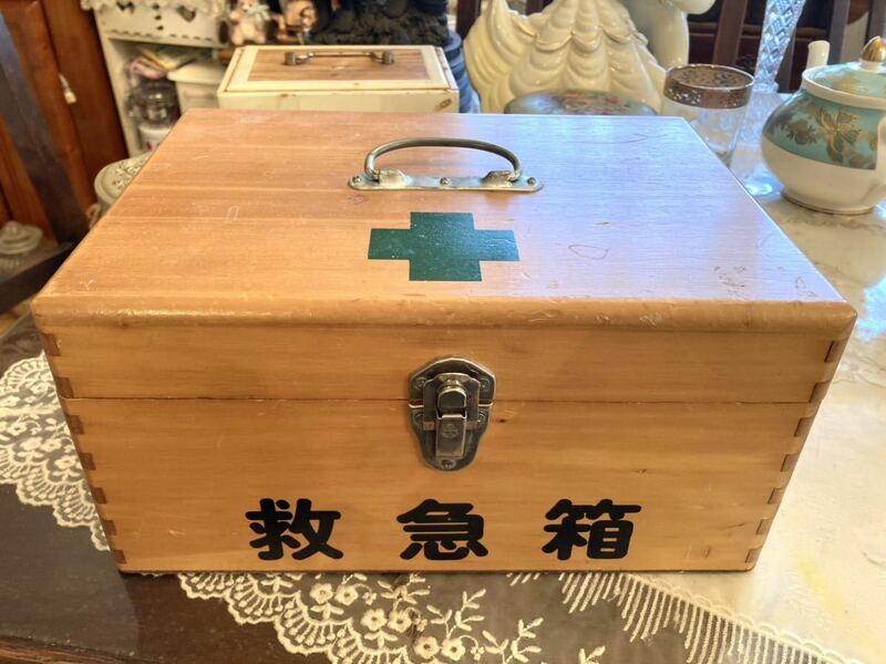 アンティーク　救急箱　木製　緑十字　ビンテージ　ヴィンテージ 蚤の市　昭和レトロ　ブロカント　カントリー　骨董　薬箱 木箱 ボックス