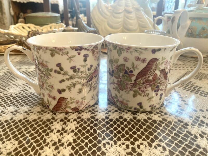 英国　小鳥　植物　陶器　マグカップ　イギリス　ファインボーンチャイナ　白磁　2個　ペア　木の実　ラズベリー　野薔薇　ローズ　アザミ