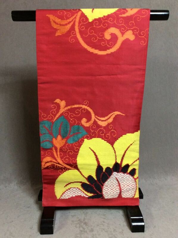 QM384 アンティーク着物 絹素材 赤色 刺繍柄 名古屋帯 /花唐草文様/年代物