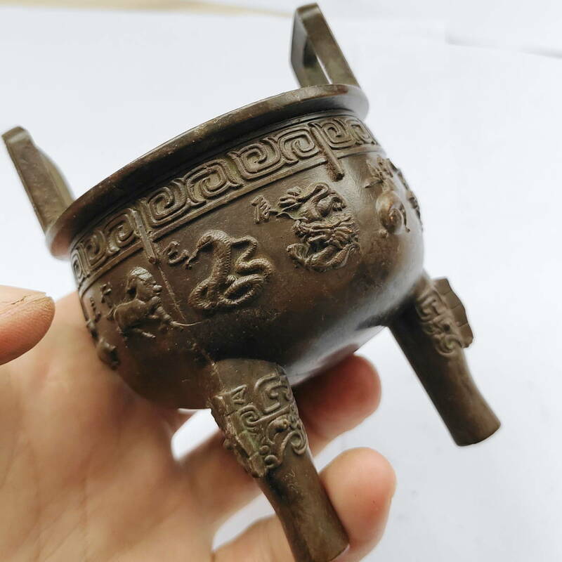 中国唐物 旧藏 清代 雙耳獸面十二生肖三足鼎 銅製擺件 置物 賞物 古美術品 極細工 時代物 M-F7-102847