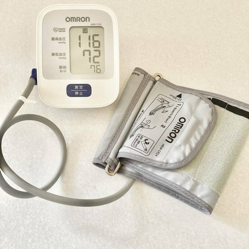 オムロン　上腕式血圧計　HEM-7120　OMRON