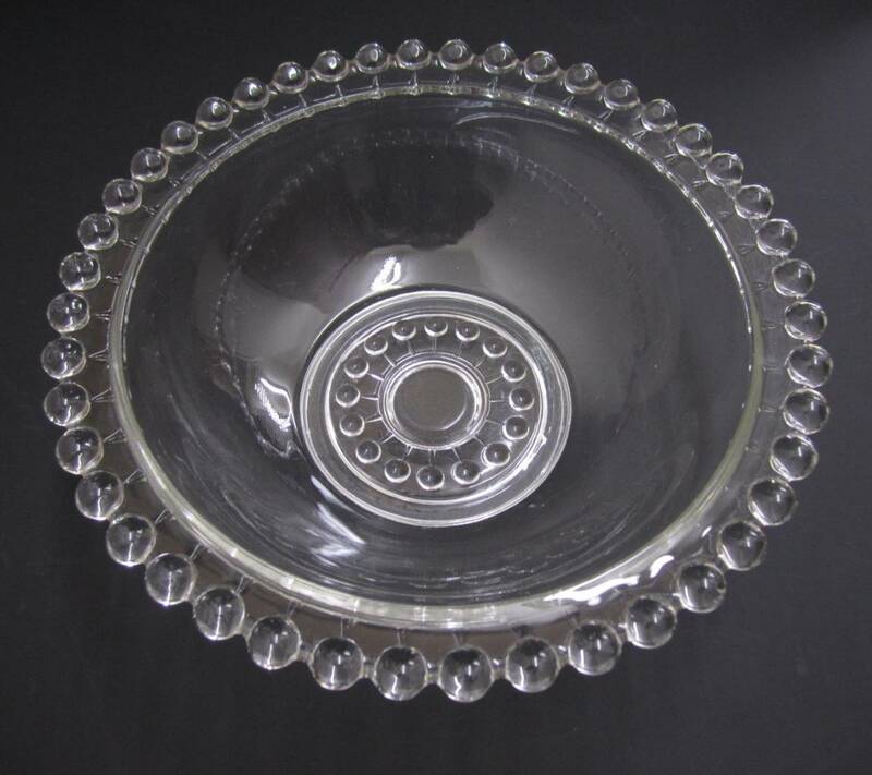 アールデコ様式のガラス鉢。厚手のしっかりとしたガラスの鉢です。