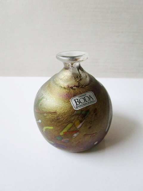 スウェーデンの伝統ガラス工房 ”コスタボダ” 玉虫色に輝くミニチュア瓶