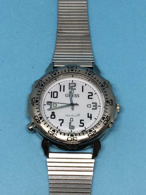 (Z04)バックライト(*'▽')GUESS・INDIGLO（電池交換済み）つや消しシルバーメンズ腕時計USED（送料全国一律185円）素敵な時計です。