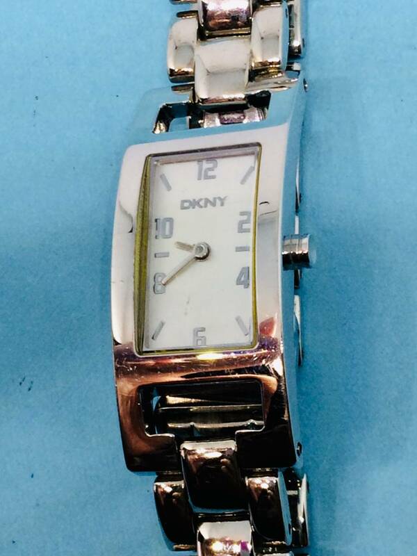 (Z37)USA(*'▽')DKNY・ダナキャラン・ニューヨーク（電池交換済み）シルバーレディスブレスウオッチUSED（送料全国一律185円）洒落た時計。