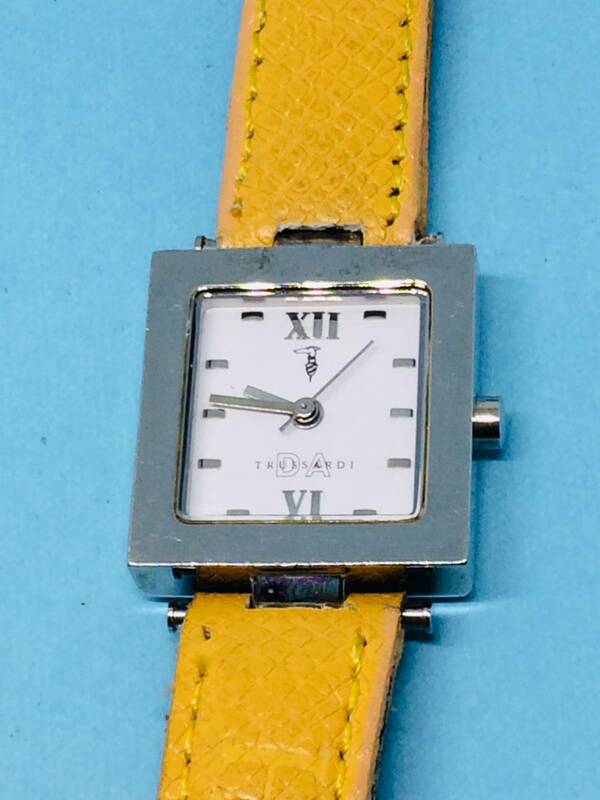 (Z39)スクエア型(*'▽')TRUSSARDI・トラサルディ（電池交換済み）シルバー・レディス腕時計USED（送料全国一律185円）洒落た時計です。