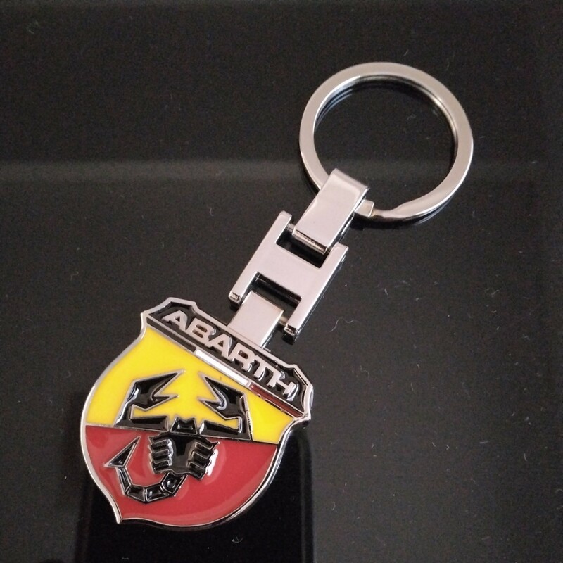 新品　ABARTH アバルト キーホルダー　表と裏同じデザイン　長さおよそ10Cm 格好いいです！