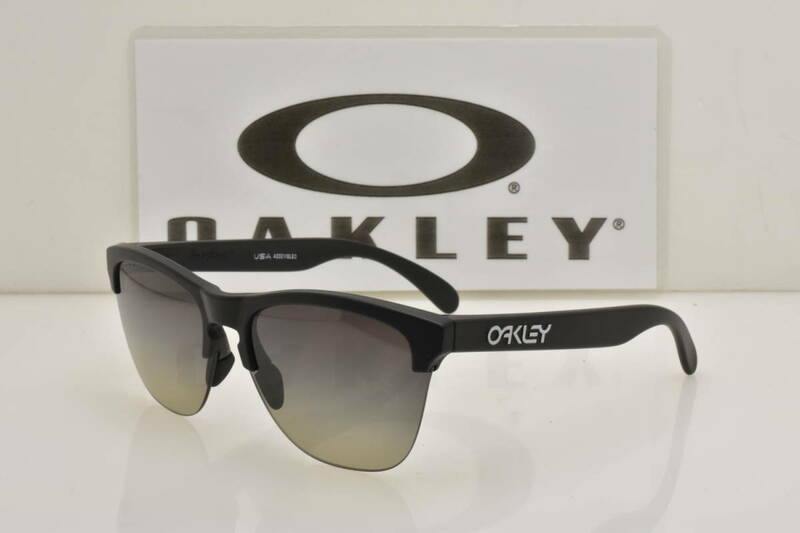 ★新品・正規輸入品！OAKLEY オークリー OO9374-4963 Frogsking Lite マットブラック プリズムグレーグラディエント★