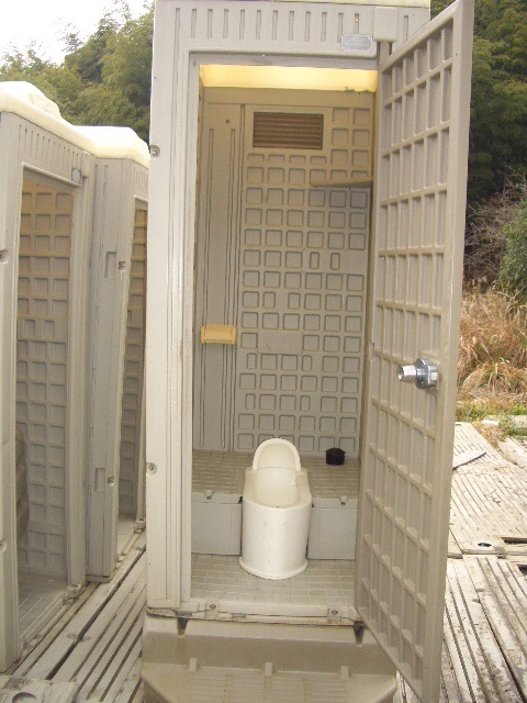 仮設トイレ中古販売・軽水洗(フットポンプ型）和式（大容量）便槽付！地域限定、格安価格！