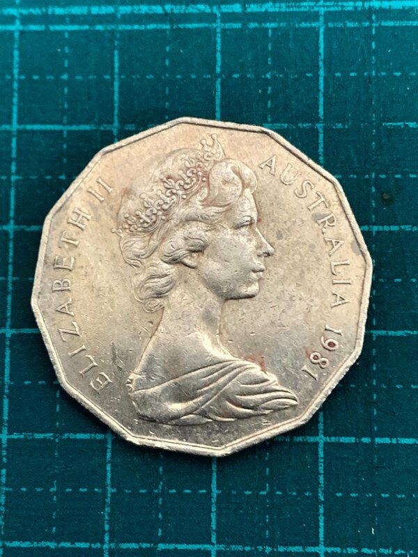 【保管品】1981年 オーストラリア 50セント コイン エリザベスⅡ世 希少　レアコイン　古銭　ヨーロッパ　外国銀貨 重さ約15.7ｇ　
