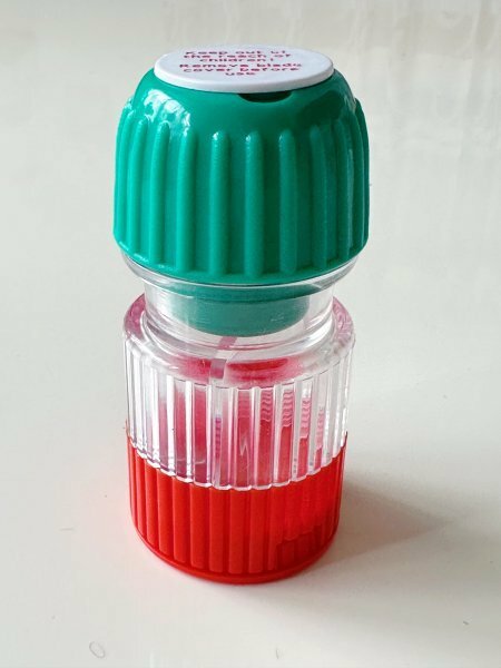 ピルカッター ピル粉末器 お薬ケース 錠剤 二分割 錠剤用カッター ピルクラッシャー プラスチック製 赤 緑 ピルケース一体型 錠剤4種類収納