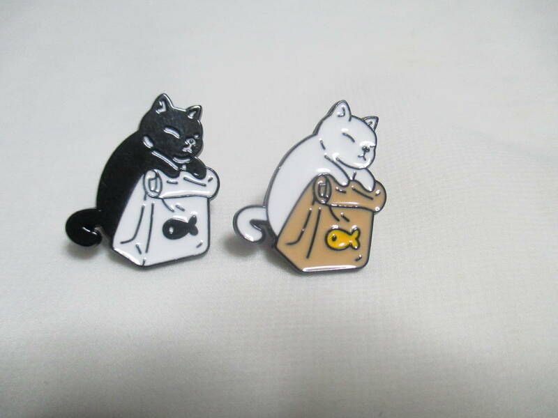 未使用 まとめて2種セット 魚マークの紙袋を持った白猫と黒猫のピンバッジ 