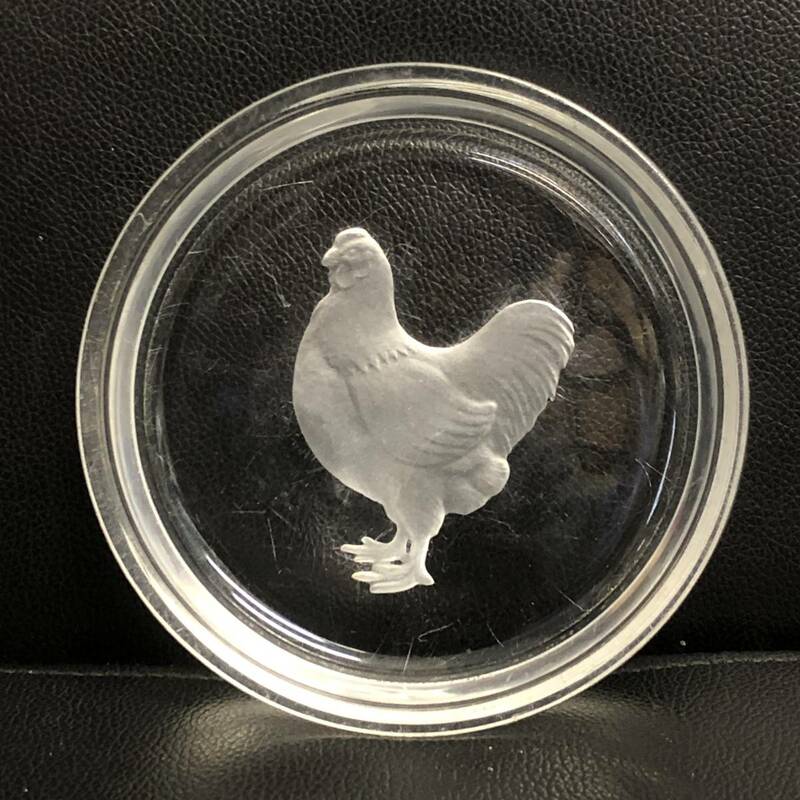 《雑貨》 喫煙具「ガラス製の灰皿：ニワトリのデザイン」 円直径：約12.8cm・高さ：約2.8cm 擦れや傷が多くあり 鶏 鳥