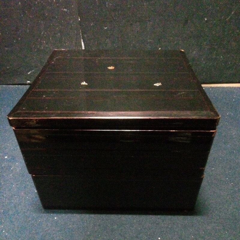 漆器 木製 重箱 二段 黒/朱色 おせち入れ 弁当箱 お正月 行楽用 高さ:約14cm 各段約20×20cm 深さ:約5cm アンティーク