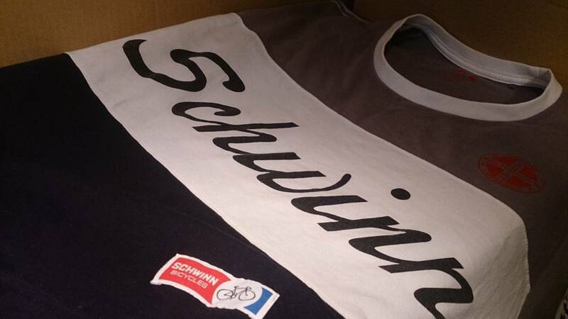 UNIQLO ユニクロ Tシャツ UT×SCHWINN BICYCLES コラボ サイクルジャージ風 半袖 トリコロール 前&袖プリント XL・実測身幅約55cm※USED品