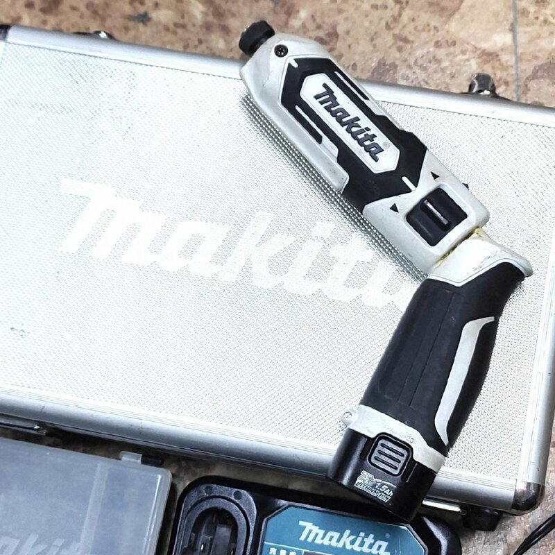 動作品 makita マキタ 充電式ペンインパクトドライバ 7.2V TD022D コードレス バッテリー 充電器 アルミケース付き