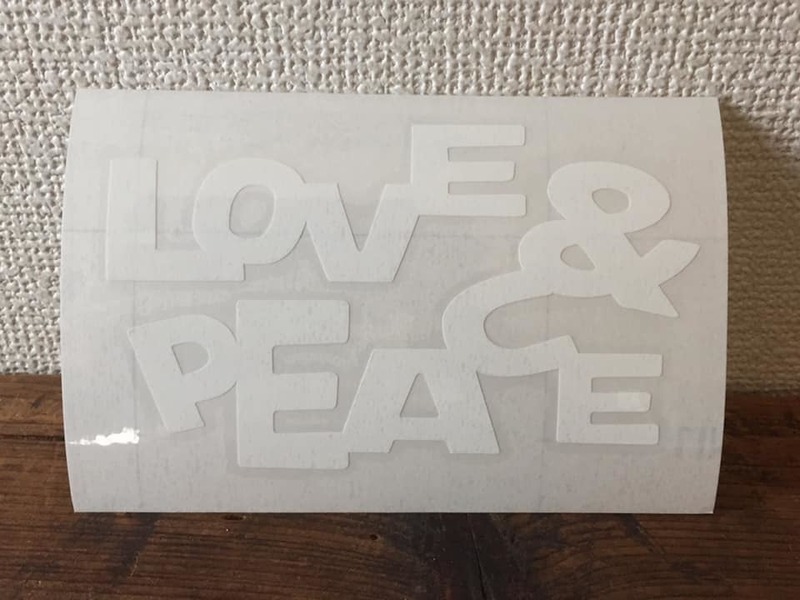  ■ LOVE ＆ PEACE ステッカー ロゴ 英字 ハート ピース 愛と平和 シール デコ ホワイト