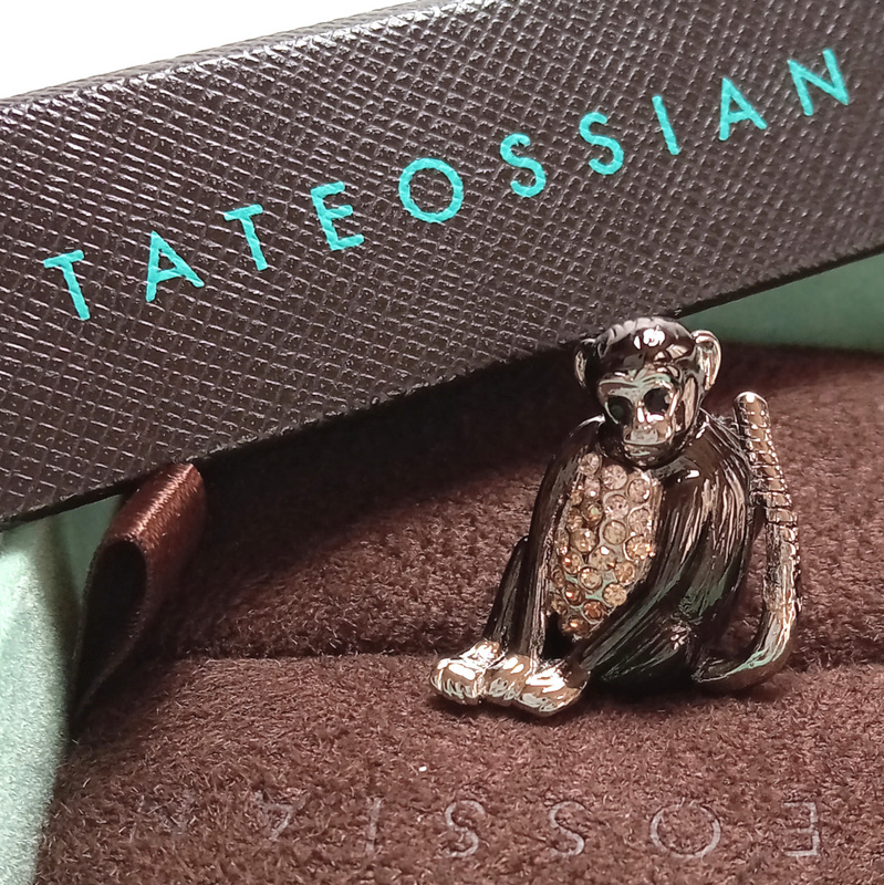 【tap11】新品　TATEOSSIAN　タテオシアン　ピンズ　ピンバッジ　ブローチ　ガンメタ×シルバー　モンキー/猿/さる　