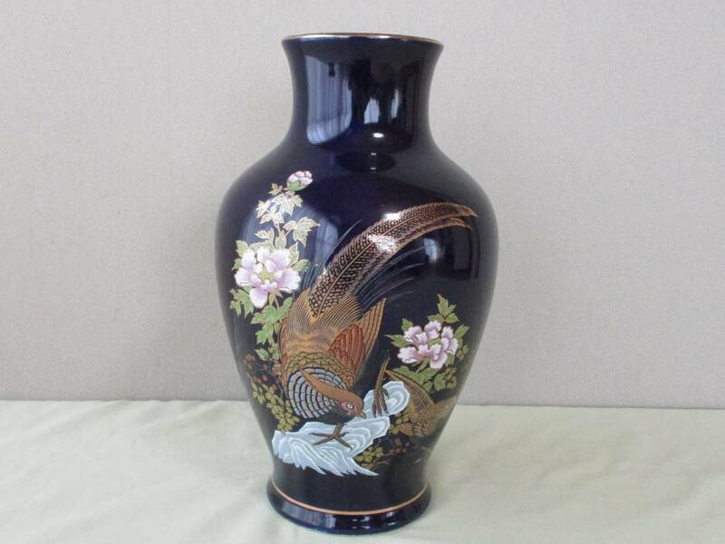 九谷焼の紺色花瓶（色絵の磁器「孔雀の花鳥図」）: 陶磁器・美術工芸品・花器・生け花・華道・陶芸品