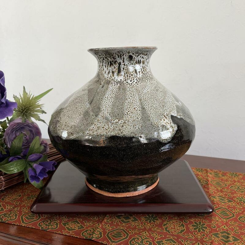 wasabi y446r97 釉薬が織りなす美 花器/花瓶 多彩な黒の表情を魅せる逸品 津川 壺 和陶器 見るほどに違う表情を見せる引き込まれそうな魅力
