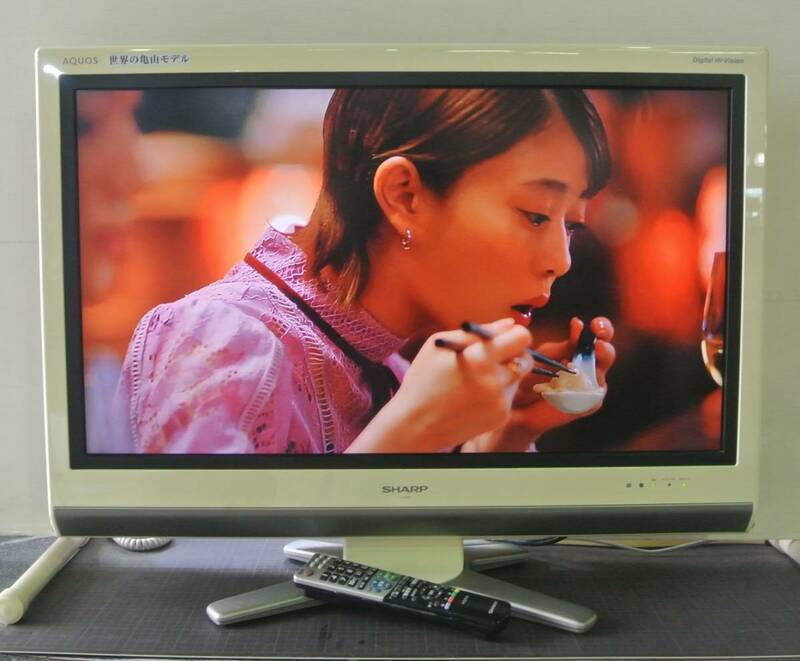 少し前の型ですが映りはGood♪　SHARP（シャープ）　32V型ハイビジョン液晶テレビ　AQUOS（アクオス）　LC-32D30