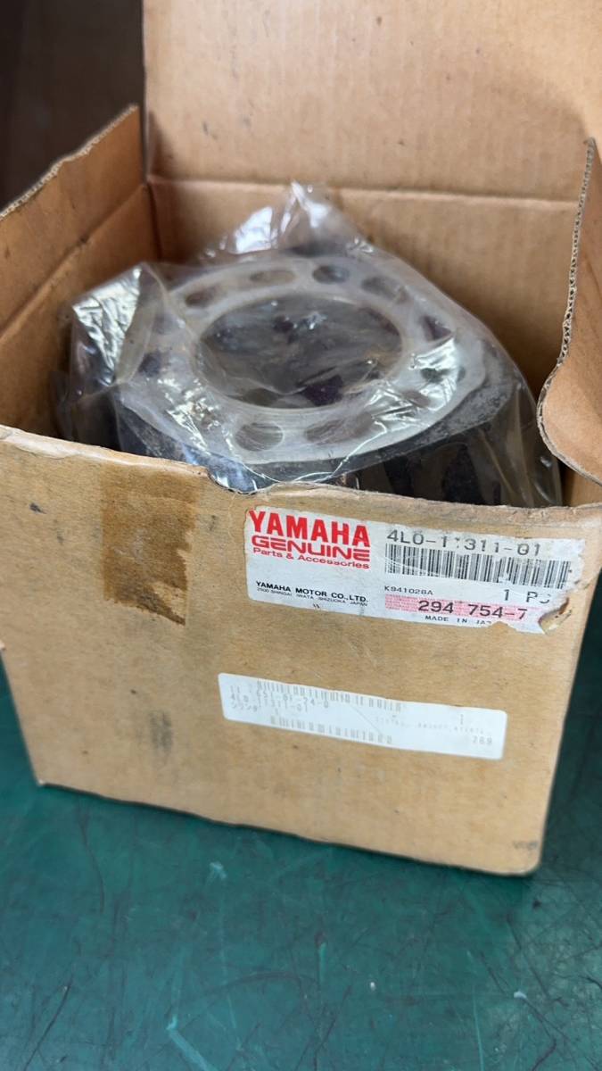 RZ350 ４L０ 純正部品 シリンダー左：4L0-11311-01 廃番品 当時モノ 傷有り 予備ストックしてました（倉庫整理/D）