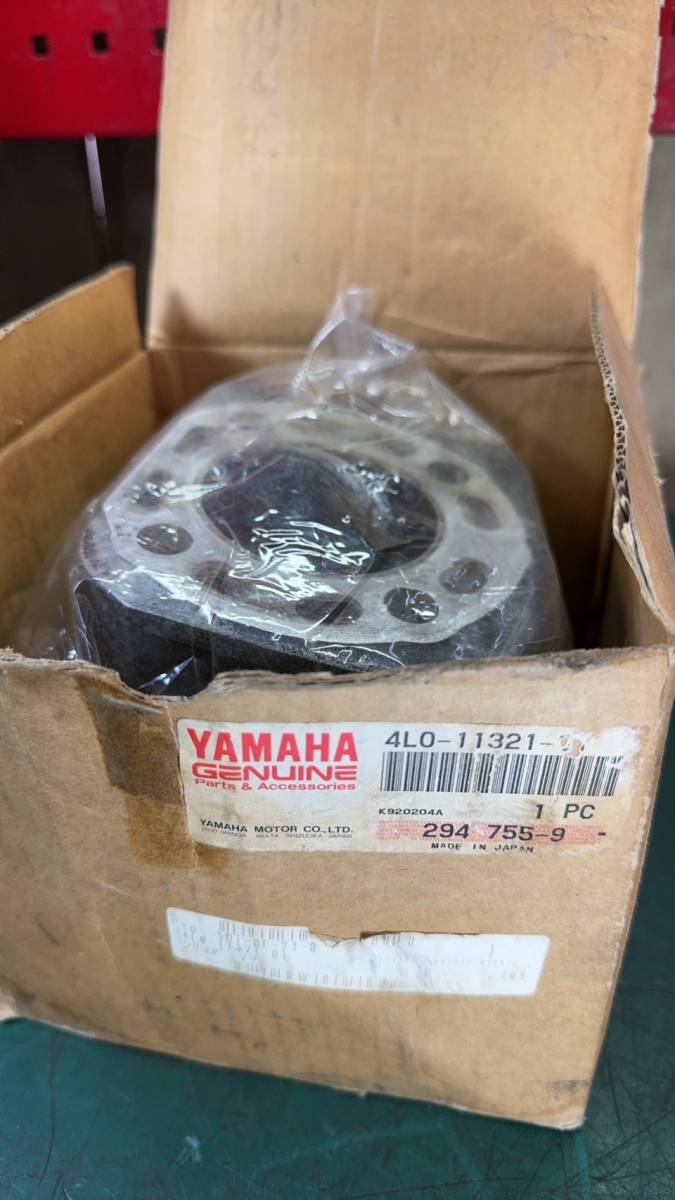 RZ350 ４L０ 純正部品 シリンダー右：4L0-11321-01 廃番品 当時モノ 傷有り 予備ストックしてました（倉庫整理/D）