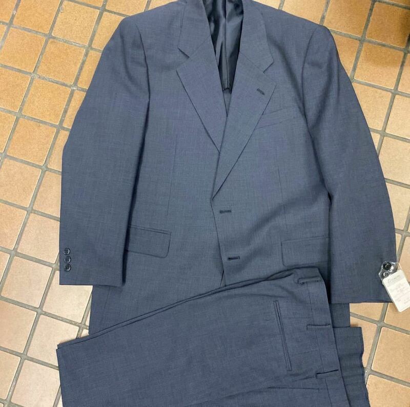 新品　未使用　スーツ　上下セットアップ　チョークブルーのマイクロチェックAB7 ２つボタン　2タック　センターベンツ　シャリシャリ生地