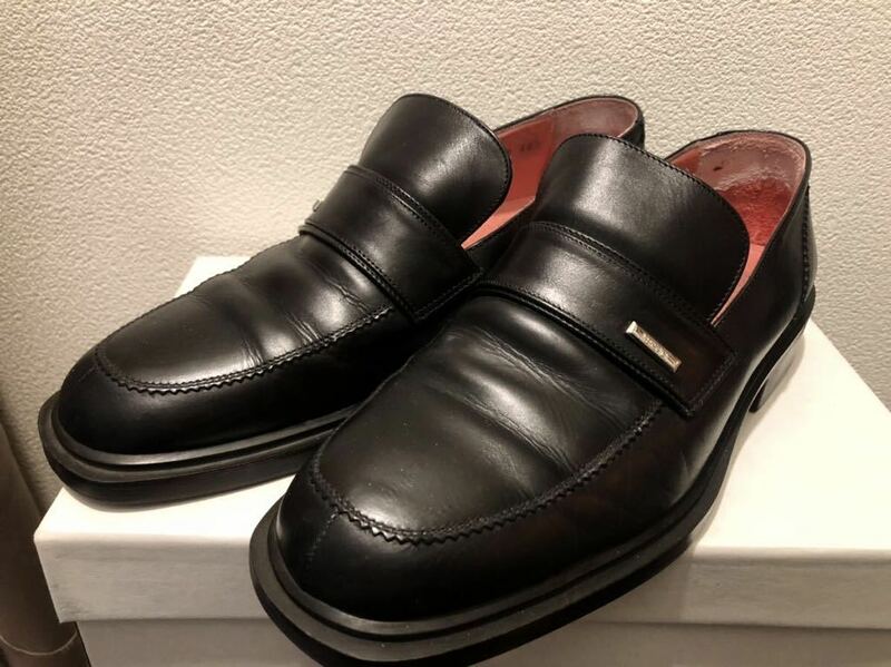VERSACE オールド イタリア製 ロゴチャーム ローファー 黒 40 1/2 グルカラバーソール 裏ピンク スニーカー 靴