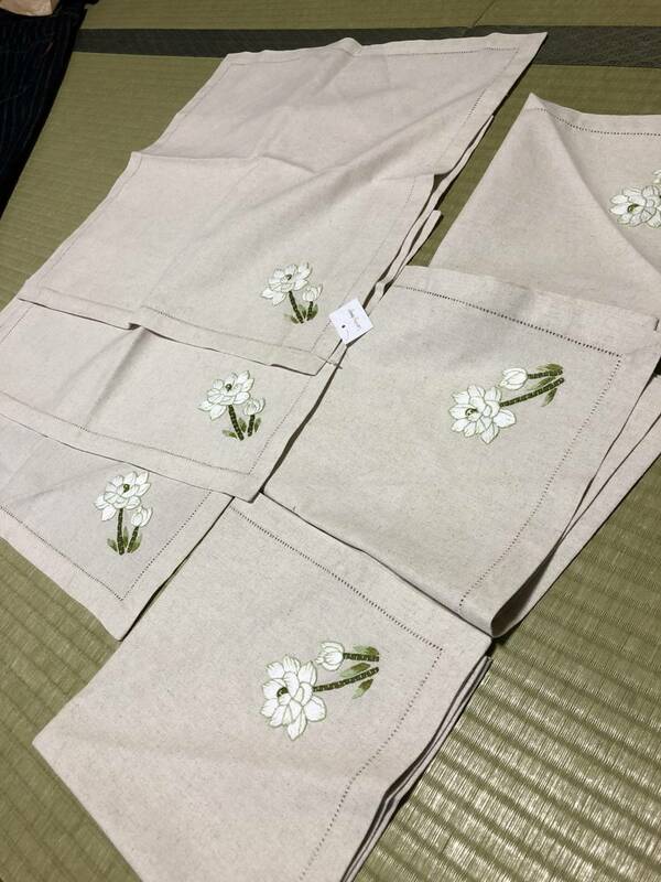 タンミー・デザイン（Tanmy Design）ランチョンマット 麻のランチョンマット　リネン　　手刺繍　花　6枚