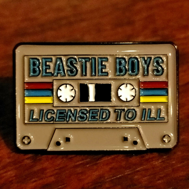 ピンバッチ　カセットテープ型　ビースティ ボーイズ　ピンバッジ　license to ill　アメリカ　ヒップホップ Beastie Boys