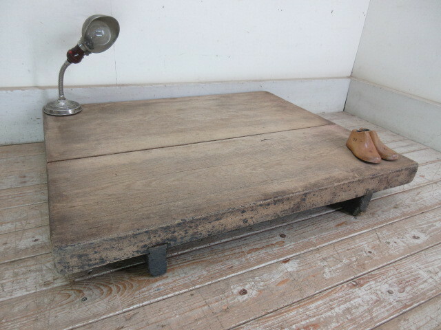 古い木味厚い板の作業台J350　　　アンティーク家具裁板まな板テレビ台ローテーブル店舗什器カフェ什器無垢材古家具